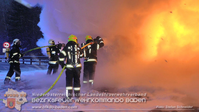 20260109_Vollbrand LKW Sattelzug auf der A21 bei Heiligenkreuz NÖ fordert Einsatzkräfte über Stunden  Foto: Stefan Schneider BFKDO BADEN