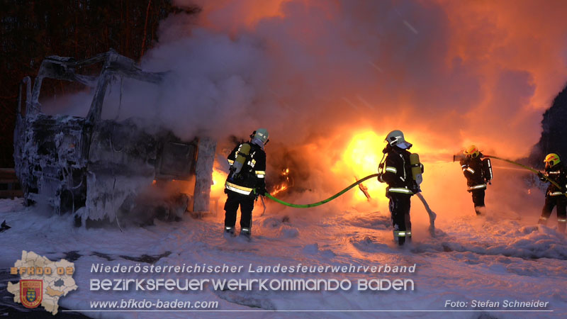 20260109_Vollbrand LKW Sattelzug auf der A21 bei Heiligenkreuz NÖ fordert Einsatzkräfte über Stunden  Foto: Stefan Schneider BFKDO BADEN