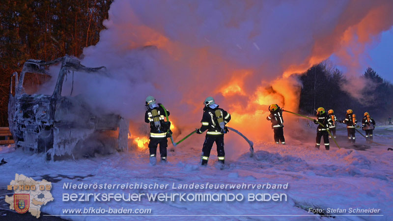 20260109_Vollbrand LKW Sattelzug auf der A21 bei Heiligenkreuz NÖ fordert Einsatzkräfte über Stunden  Foto: Stefan Schneider BFKDO BADEN