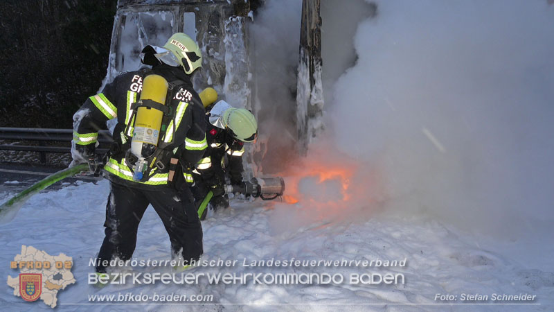 20260109_Vollbrand LKW Sattelzug auf der A21 bei Heiligenkreuz NÖ fordert Einsatzkräfte über Stunden  Foto: Stefan Schneider BFKDO BADEN