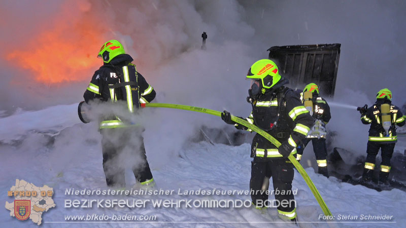 20260109_Vollbrand LKW Sattelzug auf der A21 bei Heiligenkreuz NÖ fordert Einsatzkräfte über Stunden  Foto: Stefan Schneider BFKDO BADEN