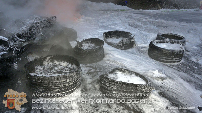 20260109_Vollbrand LKW Sattelzug auf der A21 bei Heiligenkreuz NÖ fordert Einsatzkräfte über Stunden  Foto: Stefan Schneider BFKDO BADEN