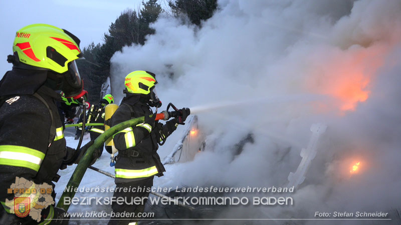 20260109_Vollbrand LKW Sattelzug auf der A21 bei Heiligenkreuz NÖ fordert Einsatzkräfte über Stunden  Foto: Stefan Schneider BFKDO BADEN