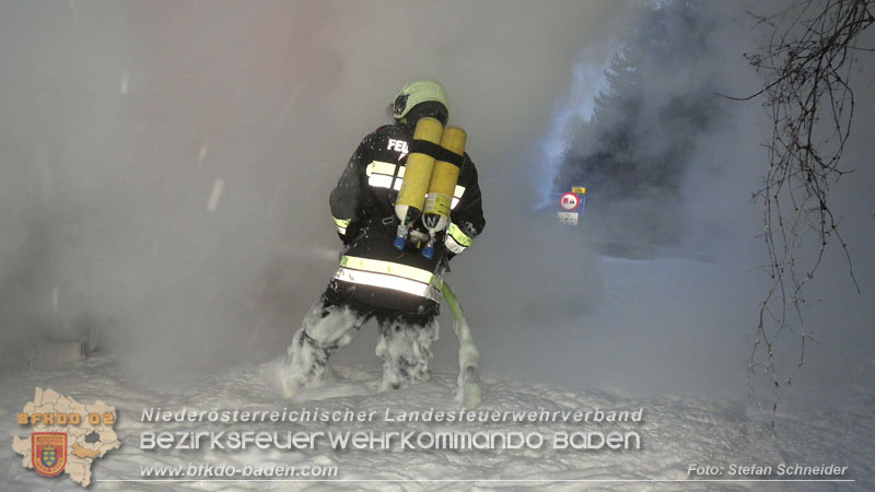 20260109_Vollbrand LKW Sattelzug auf der A21 bei Heiligenkreuz NÖ fordert Einsatzkräfte über Stunden  Foto: Stefan Schneider BFKDO BADEN