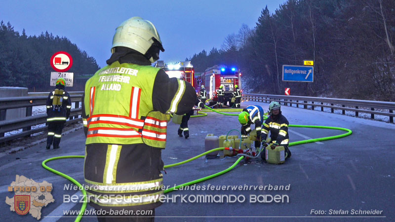 20260109_Vollbrand LKW Sattelzug auf der A21 bei Heiligenkreuz NÖ fordert Einsatzkräfte über Stunden  Foto: Stefan Schneider BFKDO BADEN