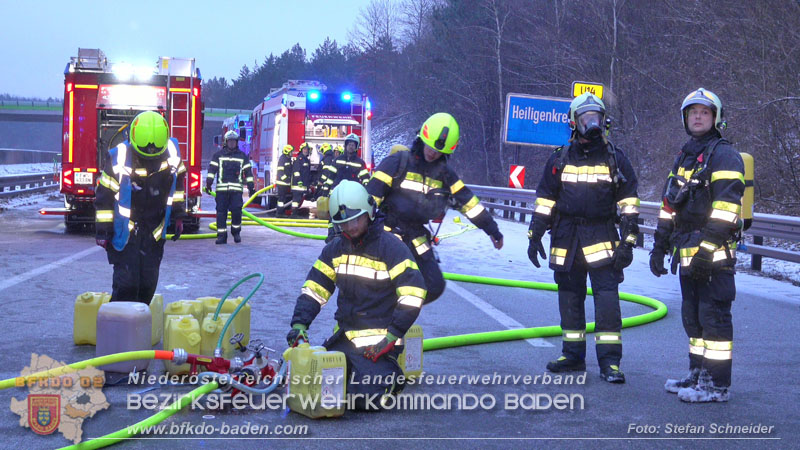 20260109_Vollbrand LKW Sattelzug auf der A21 bei Heiligenkreuz NÖ fordert Einsatzkräfte über Stunden  Foto: Stefan Schneider BFKDO BADEN