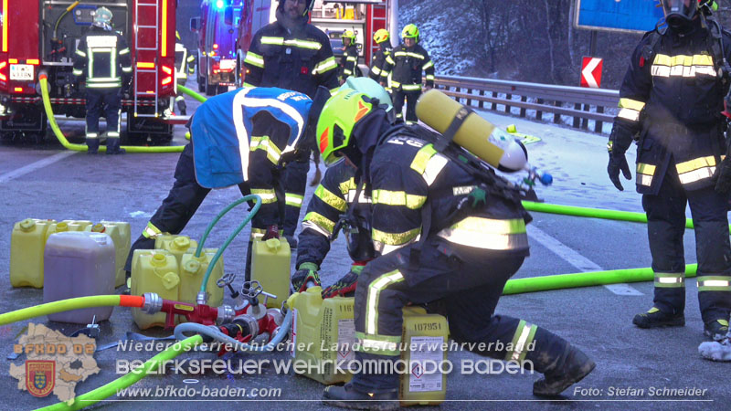 20260109_Vollbrand LKW Sattelzug auf der A21 bei Heiligenkreuz NÖ fordert Einsatzkräfte über Stunden  Foto: Stefan Schneider BFKDO BADEN