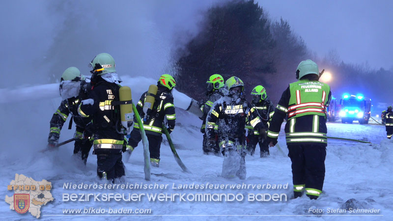 20260109_Vollbrand LKW Sattelzug auf der A21 bei Heiligenkreuz NÖ fordert Einsatzkräfte über Stunden  Foto: Stefan Schneider BFKDO BADEN