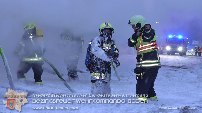 20260109_Vollbrand LKW Sattelzug auf der A21 bei Heiligenkreuz NÖ fordert Einsatzkräfte über Stunden  Foto: Stefan Schneider BFKDO BADEN