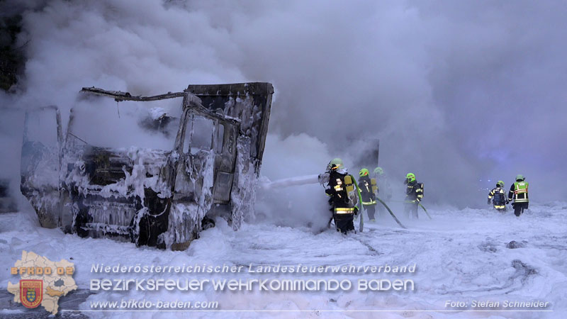 20260109_Vollbrand LKW Sattelzug auf der A21 bei Heiligenkreuz NÖ fordert Einsatzkräfte über Stunden  Foto: Stefan Schneider BFKDO BADEN