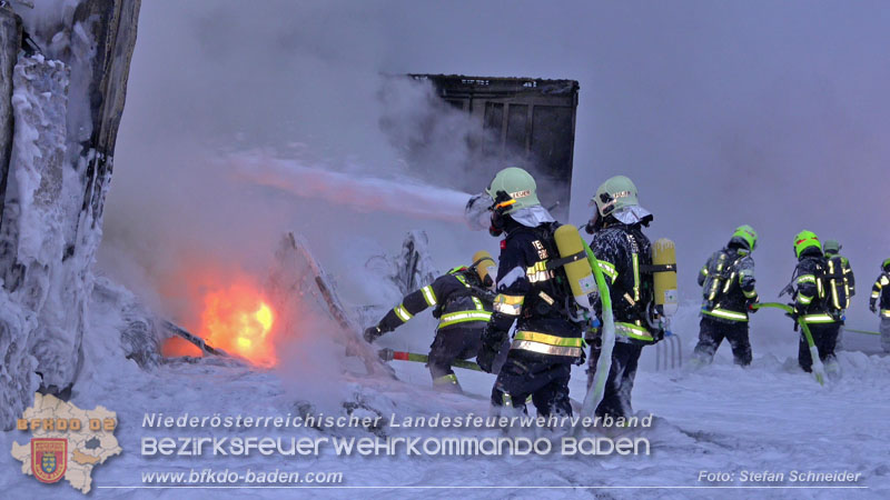 20260109_Vollbrand LKW Sattelzug auf der A21 bei Heiligenkreuz NÖ fordert Einsatzkräfte über Stunden  Foto: Stefan Schneider BFKDO BADEN