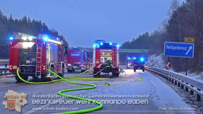 20260109_Vollbrand LKW Sattelzug auf der A21 bei Heiligenkreuz NÖ fordert Einsatzkräfte über Stunden  Foto: Stefan Schneider BFKDO BADEN