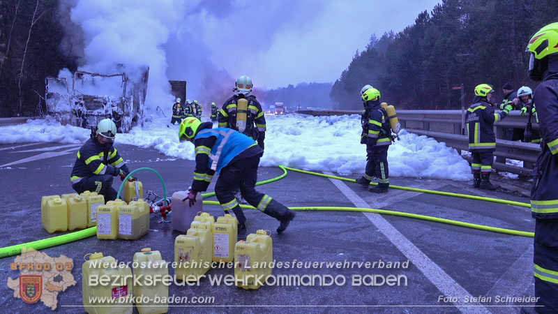 20260109_Vollbrand LKW Sattelzug auf der A21 bei Heiligenkreuz NÖ fordert Einsatzkräfte über Stunden  Foto: Stefan Schneider BFKDO BADEN