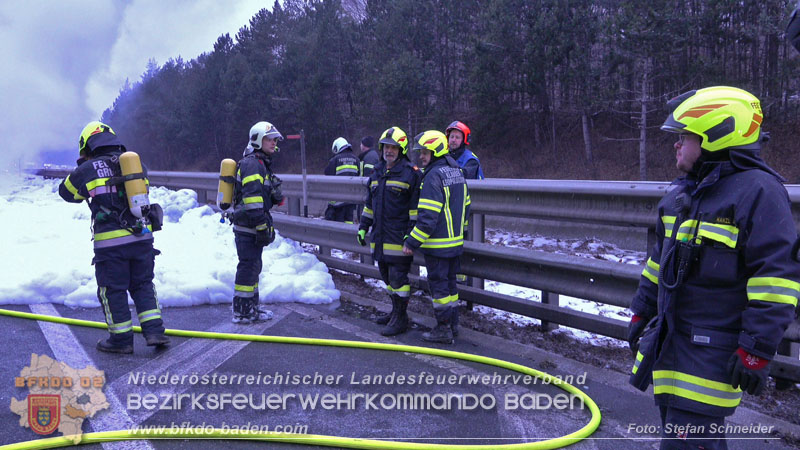 20260109_Vollbrand LKW Sattelzug auf der A21 bei Heiligenkreuz NÖ fordert Einsatzkräfte über Stunden  Foto: Stefan Schneider BFKDO BADEN