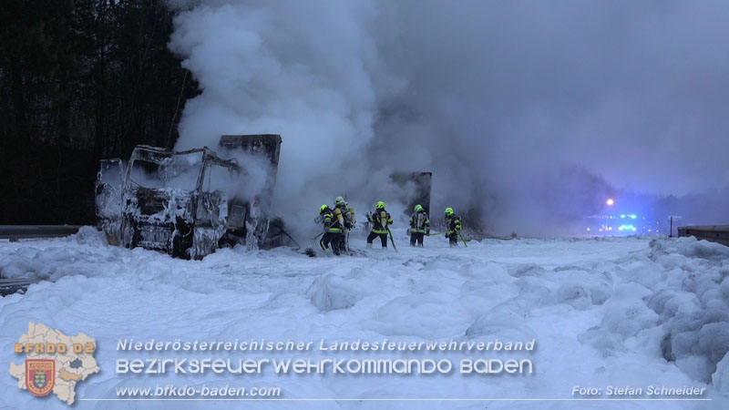 20260109_Vollbrand LKW Sattelzug auf der A21 bei Heiligenkreuz NÖ fordert Einsatzkräfte über Stunden  Foto: Stefan Schneider BFKDO BADEN