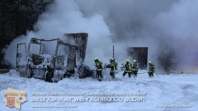 20260109_Vollbrand LKW Sattelzug auf der A21 bei Heiligenkreuz NÖ fordert Einsatzkräfte über Stunden  Foto: Stefan Schneider BFKDO BADEN