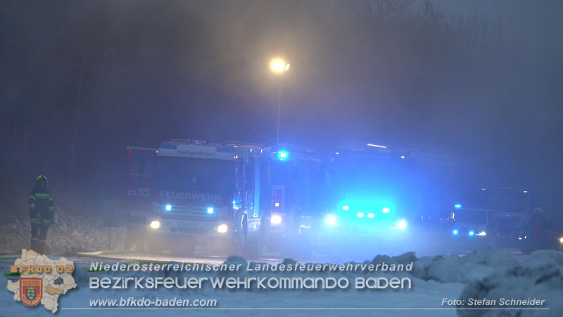 20260109_Vollbrand LKW Sattelzug auf der A21 bei Heiligenkreuz NÖ fordert Einsatzkräfte über Stunden  Foto: Stefan Schneider BFKDO BADEN