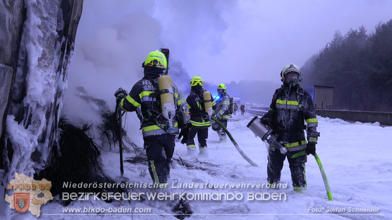 20260109_Vollbrand LKW Sattelzug auf der A21 bei Heiligenkreuz NÖ fordert Einsatzkräfte über Stunden  Foto: Stefan Schneider BFKDO BADEN
