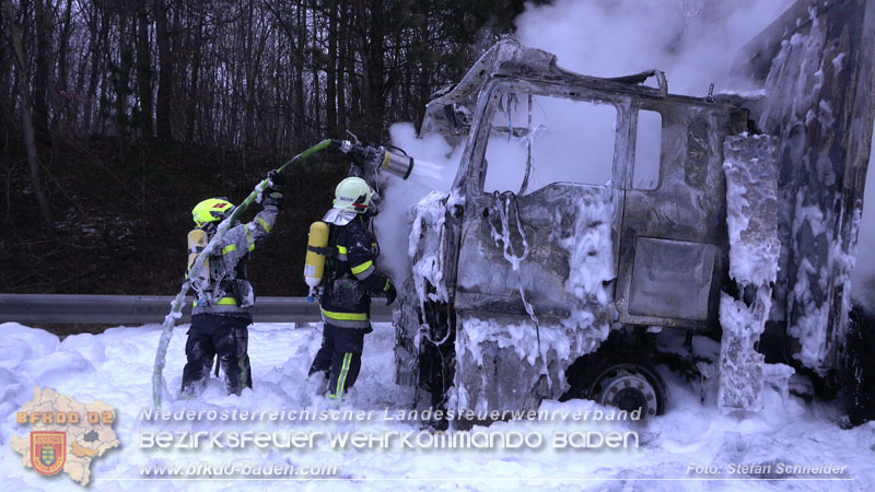 20260109_Vollbrand LKW Sattelzug auf der A21 bei Heiligenkreuz NÖ fordert Einsatzkräfte über Stunden  Foto: Stefan Schneider BFKDO BADEN