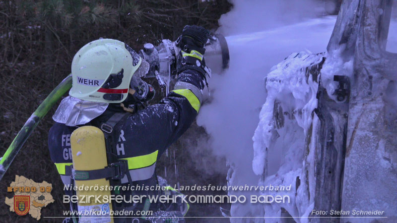 20260109_Vollbrand LKW Sattelzug auf der A21 bei Heiligenkreuz NÖ fordert Einsatzkräfte über Stunden  Foto: Stefan Schneider BFKDO BADEN