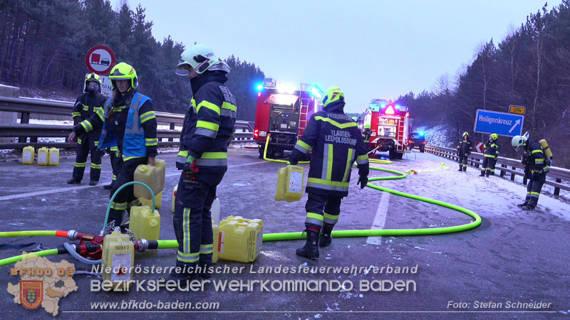 20260109_Vollbrand LKW Sattelzug auf der A21 bei Heiligenkreuz NÖ fordert Einsatzkräfte über Stunden  Foto: Stefan Schneider BFKDO BADEN