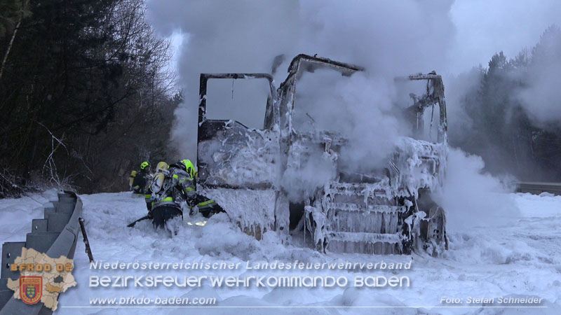 20260109_Vollbrand LKW Sattelzug auf der A21 bei Heiligenkreuz NÖ fordert Einsatzkräfte über Stunden  Foto: Stefan Schneider BFKDO BADEN