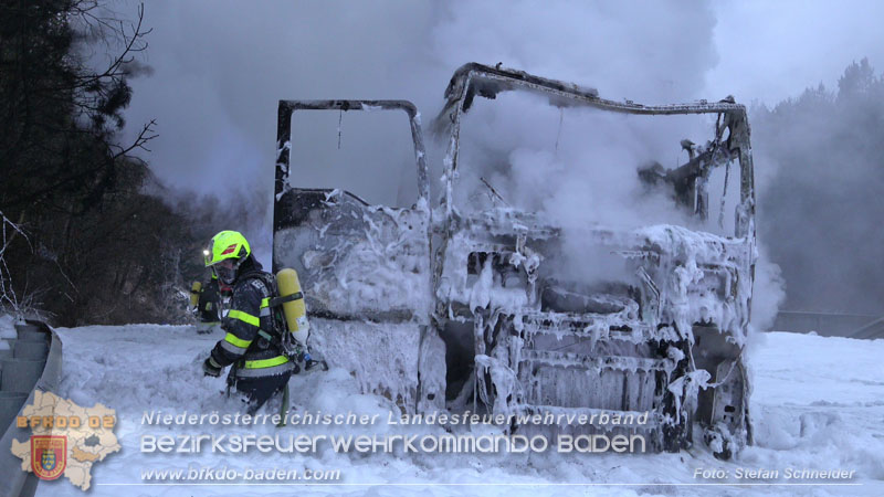 20260109_Vollbrand LKW Sattelzug auf der A21 bei Heiligenkreuz NÖ fordert Einsatzkräfte über Stunden  Foto: Stefan Schneider BFKDO BADEN