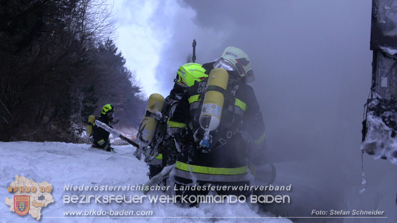 20260109_Vollbrand LKW Sattelzug auf der A21 bei Heiligenkreuz NÖ fordert Einsatzkräfte über Stunden  Foto: Stefan Schneider BFKDO BADEN