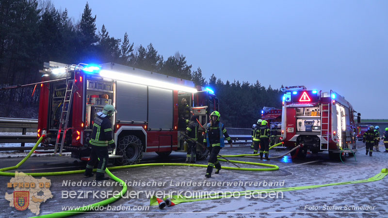 20260109_Vollbrand LKW Sattelzug auf der A21 bei Heiligenkreuz NÖ fordert Einsatzkräfte über Stunden  Foto: Stefan Schneider BFKDO BADEN