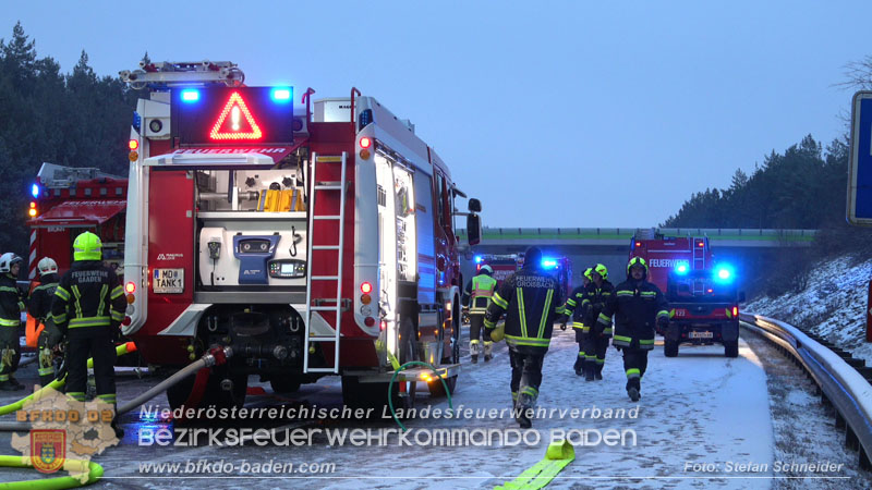 20260109_Vollbrand LKW Sattelzug auf der A21 bei Heiligenkreuz NÖ fordert Einsatzkräfte über Stunden  Foto: Stefan Schneider BFKDO BADEN