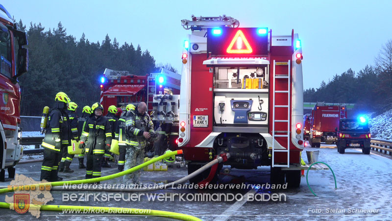 20260109_Vollbrand LKW Sattelzug auf der A21 bei Heiligenkreuz NÖ fordert Einsatzkräfte über Stunden  Foto: Stefan Schneider BFKDO BADEN
