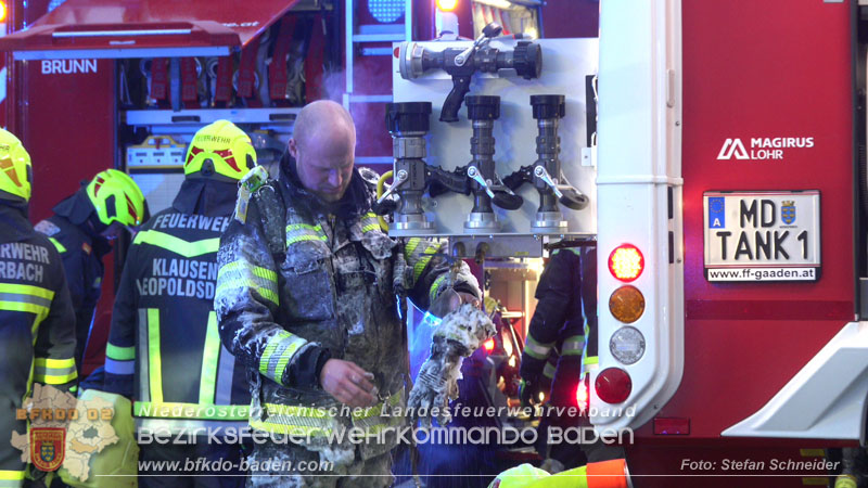 20260109_Vollbrand LKW Sattelzug auf der A21 bei Heiligenkreuz NÖ fordert Einsatzkräfte über Stunden  Foto: Stefan Schneider BFKDO BADEN
