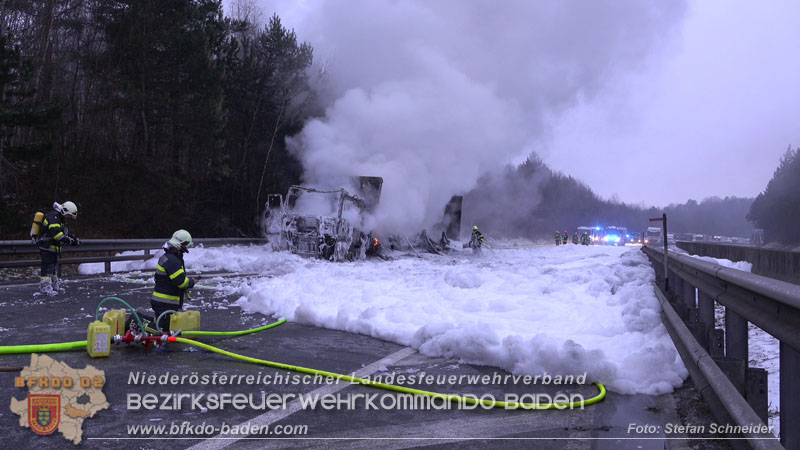 20260109_Vollbrand LKW Sattelzug auf der A21 bei Heiligenkreuz NÖ fordert Einsatzkräfte über Stunden  Foto: Stefan Schneider BFKDO BADEN
