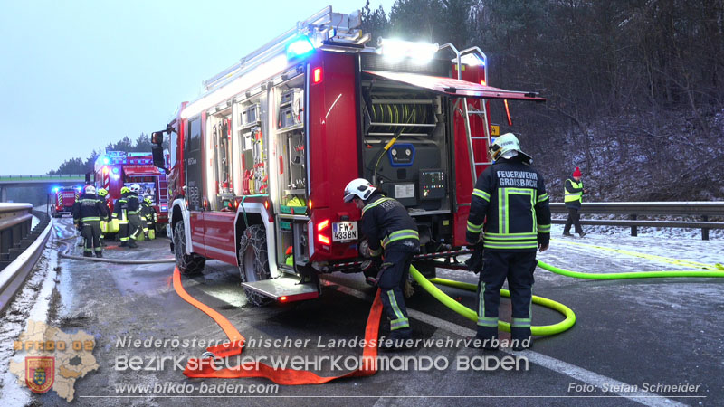 20260109_Vollbrand LKW Sattelzug auf der A21 bei Heiligenkreuz NÖ fordert Einsatzkräfte über Stunden  Foto: Stefan Schneider BFKDO BADEN