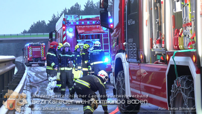 20260109_Vollbrand LKW Sattelzug auf der A21 bei Heiligenkreuz NÖ fordert Einsatzkräfte über Stunden  Foto: Stefan Schneider BFKDO BADEN