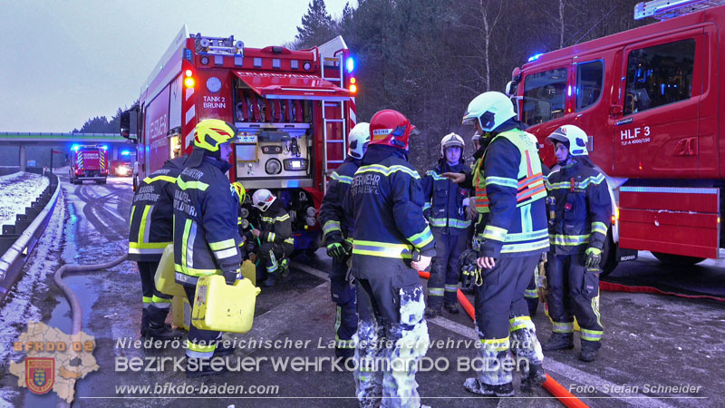 20260109_Vollbrand LKW Sattelzug auf der A21 bei Heiligenkreuz NÖ fordert Einsatzkräfte über Stunden  Foto: Stefan Schneider BFKDO BADEN