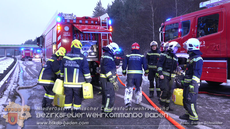 20260109_Vollbrand LKW Sattelzug auf der A21 bei Heiligenkreuz NÖ fordert Einsatzkräfte über Stunden  Foto: Stefan Schneider BFKDO BADEN