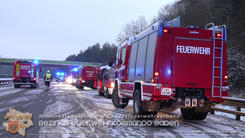20260109_Vollbrand LKW Sattelzug auf der A21 bei Heiligenkreuz NÖ fordert Einsatzkräfte über Stunden  Foto: Stefan Schneider BFKDO BADEN