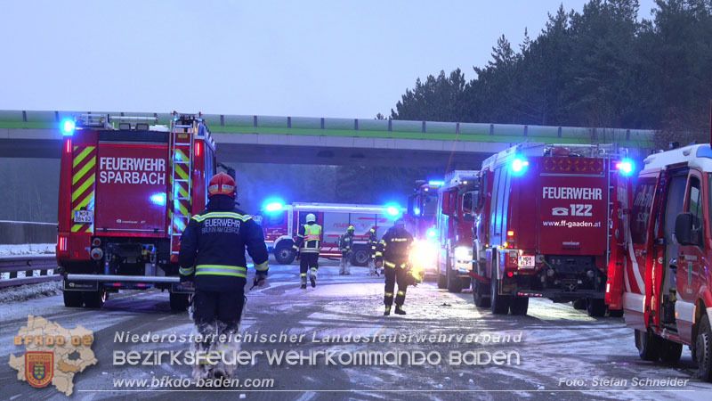 20260109_Vollbrand LKW Sattelzug auf der A21 bei Heiligenkreuz NÖ fordert Einsatzkräfte über Stunden  Foto: Stefan Schneider BFKDO BADEN