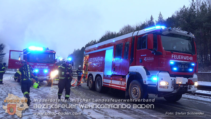 20260109_Vollbrand LKW Sattelzug auf der A21 bei Heiligenkreuz NÖ fordert Einsatzkräfte über Stunden  Foto: Stefan Schneider BFKDO BADEN