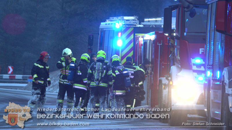 20260109_Vollbrand LKW Sattelzug auf der A21 bei Heiligenkreuz NÖ fordert Einsatzkräfte über Stunden  Foto: Stefan Schneider BFKDO BADEN