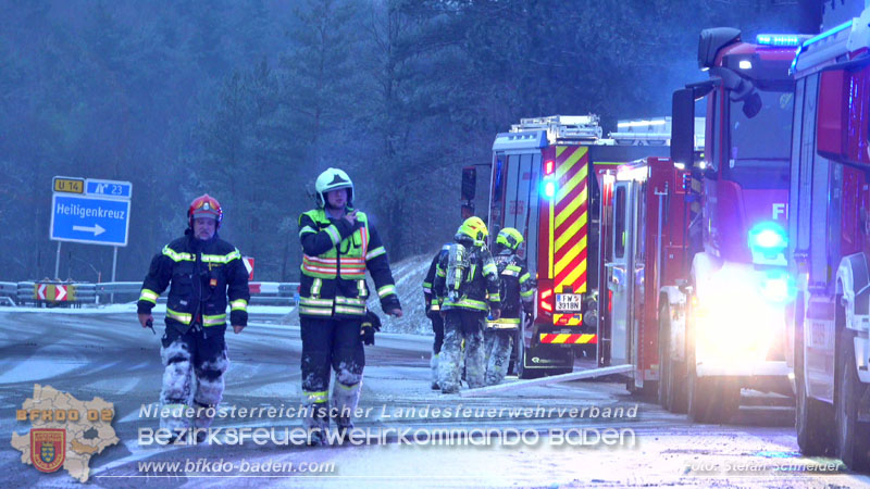 20260109_Vollbrand LKW Sattelzug auf der A21 bei Heiligenkreuz NÖ fordert Einsatzkräfte über Stunden  Foto: Stefan Schneider BFKDO BADEN