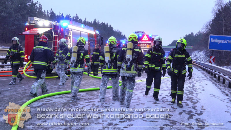 20260109_Vollbrand LKW Sattelzug auf der A21 bei Heiligenkreuz NÖ fordert Einsatzkräfte über Stunden  Foto: Stefan Schneider BFKDO BADEN