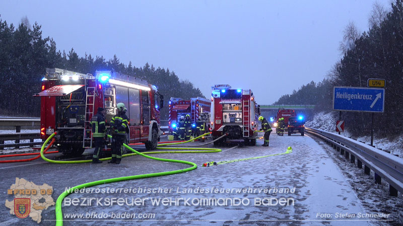 20260109_Vollbrand LKW Sattelzug auf der A21 bei Heiligenkreuz NÖ fordert Einsatzkräfte über Stunden  Foto: Stefan Schneider BFKDO BADEN