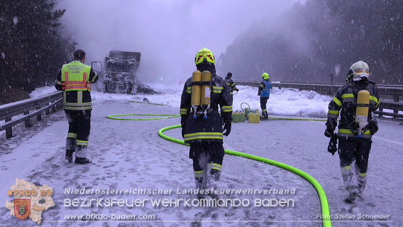 20260109_Vollbrand LKW Sattelzug auf der A21 bei Heiligenkreuz NÖ fordert Einsatzkräfte über Stunden  Foto: Stefan Schneider BFKDO BADEN