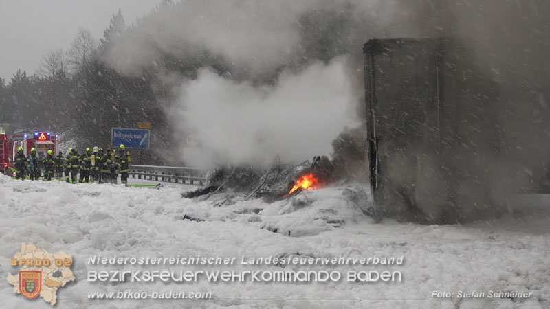 20260109_Vollbrand LKW Sattelzug auf der A21 bei Heiligenkreuz NÖ fordert Einsatzkräfte über Stunden  Foto: Stefan Schneider BFKDO BADEN