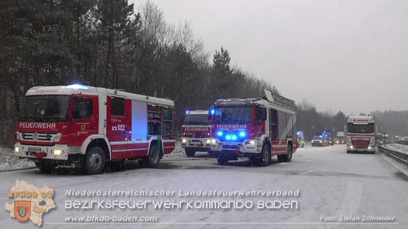 20260109_Vollbrand LKW Sattelzug auf der A21 bei Heiligenkreuz NÖ fordert Einsatzkräfte über Stunden  Foto: Stefan Schneider BFKDO BADEN