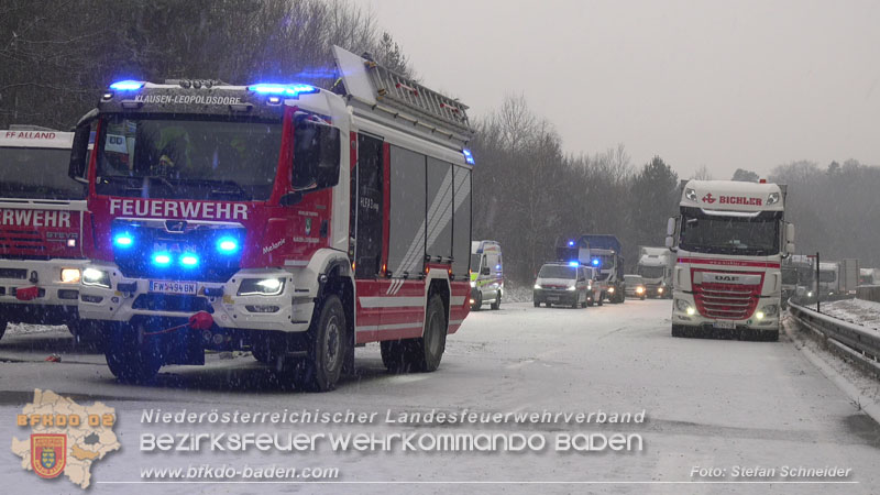 20260109_Vollbrand LKW Sattelzug auf der A21 bei Heiligenkreuz NÖ fordert Einsatzkräfte über Stunden  Foto: Stefan Schneider BFKDO BADEN