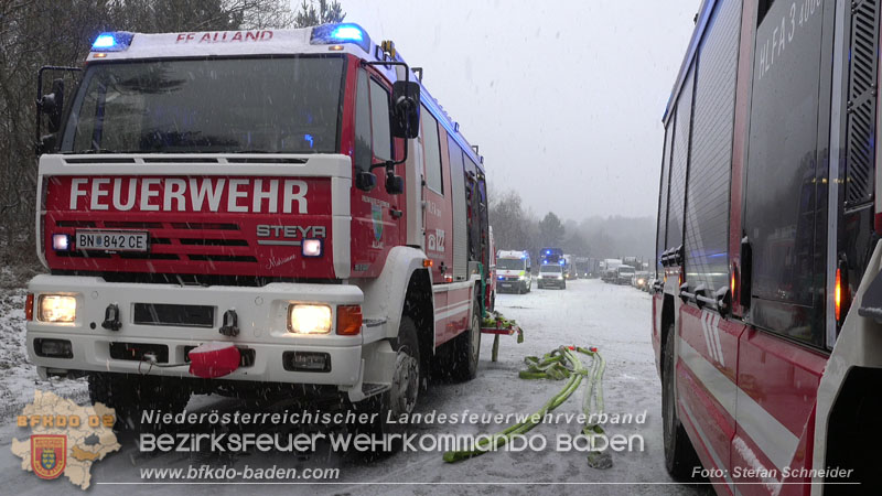 20260109_Vollbrand LKW Sattelzug auf der A21 bei Heiligenkreuz NÖ fordert Einsatzkräfte über Stunden  Foto: Stefan Schneider BFKDO BADEN