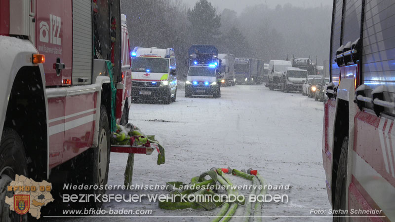 20260109_Vollbrand LKW Sattelzug auf der A21 bei Heiligenkreuz NÖ fordert Einsatzkräfte über Stunden  Foto: Stefan Schneider BFKDO BADEN